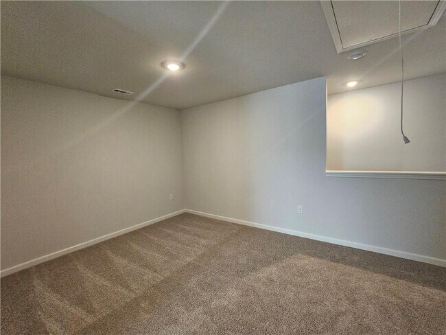 Building Photo - 27 Berryville Dr