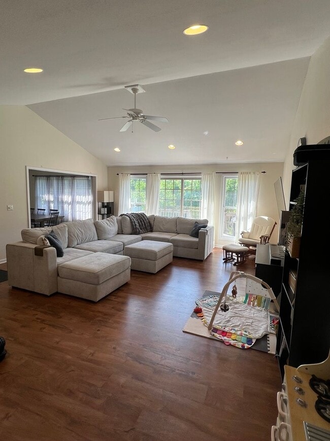 Building Photo - Available in August!! 3 Bedroom / 2 Bathro...