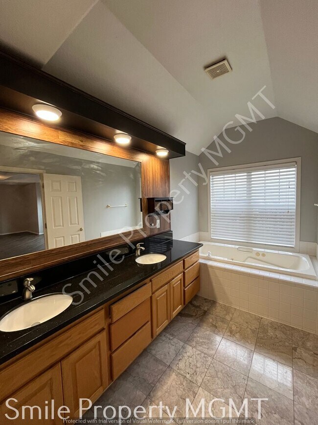 Building Photo - single house