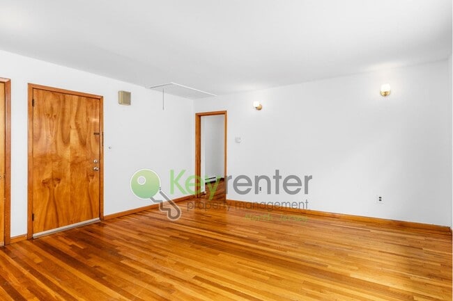 Building Photo - 1-Bed Apartment with Hardwood Floors, In-U...