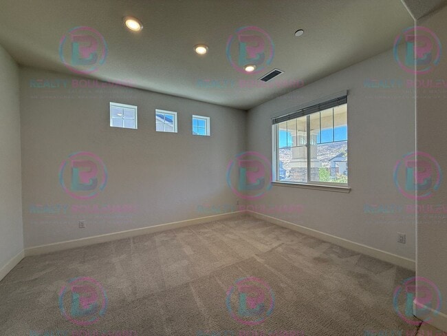 Building Photo - Gorgeous Newer 3 Bedroom Home! Located off...
