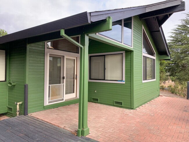 Building Photo - Meadow Lane