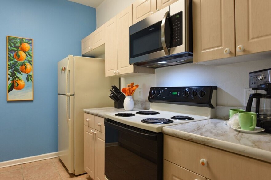 Building Photo - 2303 Butterfly Palm Way