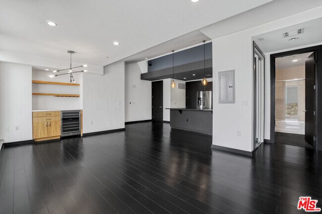 Building Photo - 655S S Hope St