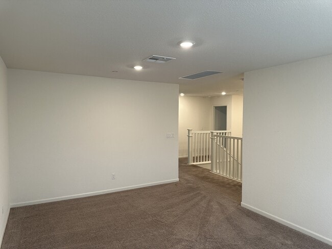 Building Photo - Manteca 5 Bedroom, 3 Bath Executive Style ...