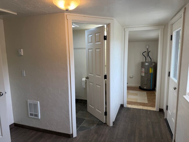 Building Photo - Updated 1 bedroom 1 bathroom ADU!