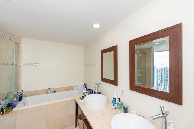 Building Photo - 475 Brickell Ave