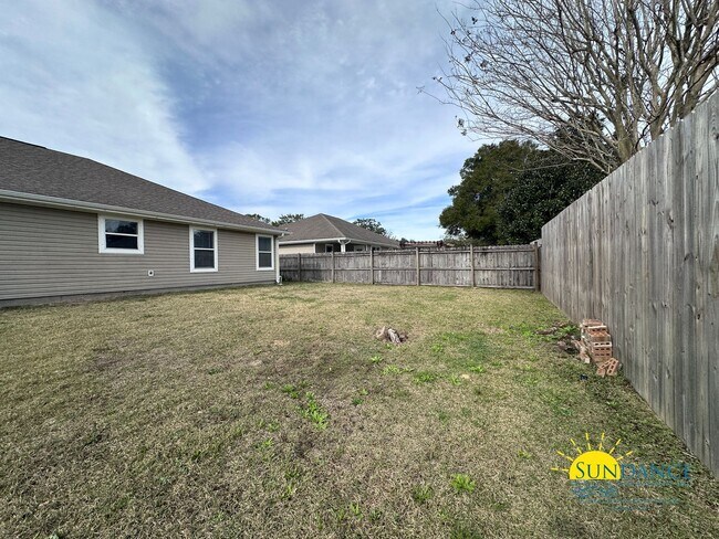 Building Photo - Spacious 3 Bedroom Home in Mary Esther!