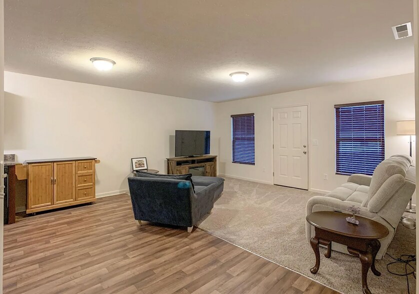 Building Photo - 391 Ariel Dr