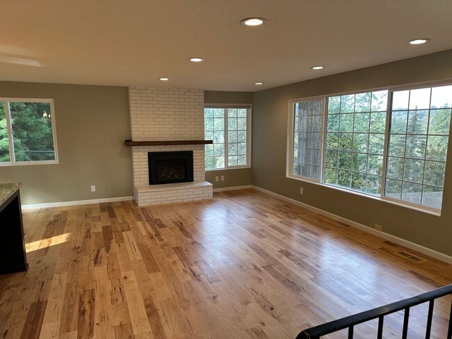 Building Photo - Beautifully updated 4 bedroom 2 bathroom h...