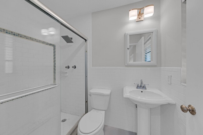 Building Photo - 900 NE 4th St