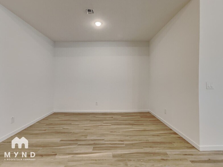 Building Photo - 7918 N 79th Ave