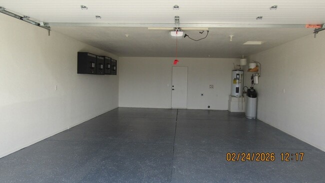 Building Photo - 3 Bedroom 2 bathroom 2 car garage