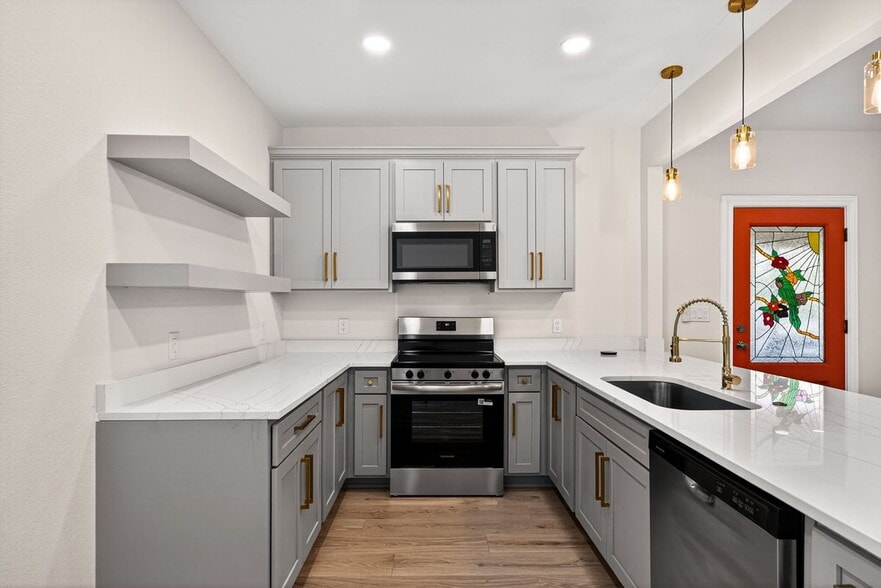 Building Photo - 631 E Mistletoe