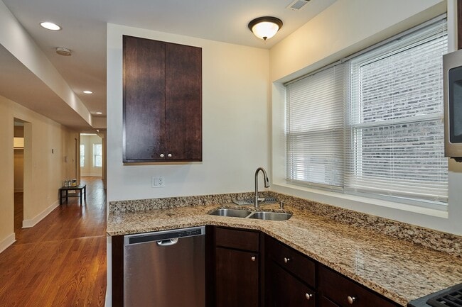 Building Photo - 6241 N Claremont Ave