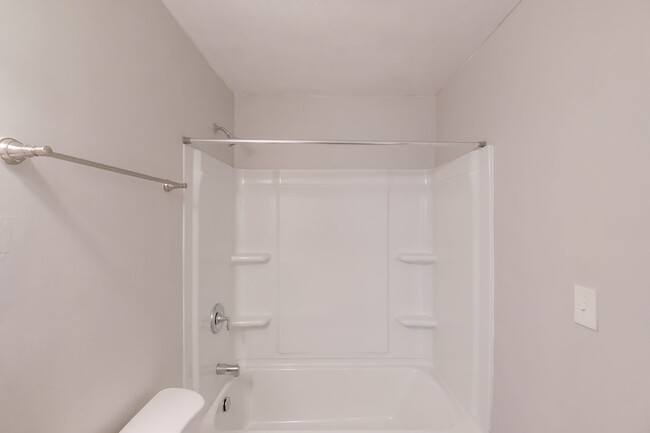 Building Photo - Comfortable 1 Bed, 1 Bath Second Floor Apartment Near Downtown Albany!