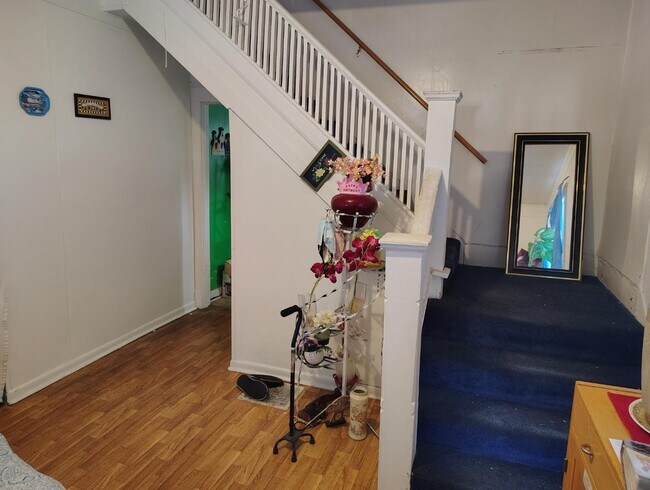 Building Photo - 353 W 26th St