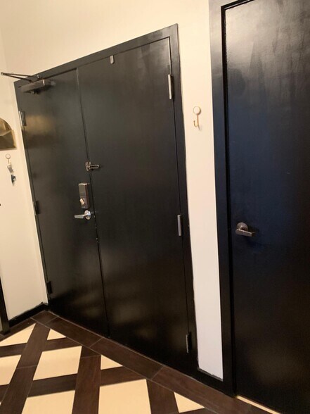 Foyer/Entryway - 432 E. Rich St