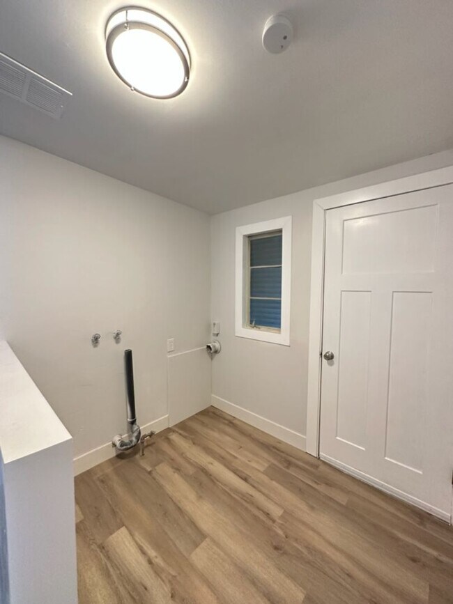 Building Photo - Beautiful 6 bedroom 2 bathroom home is a m...