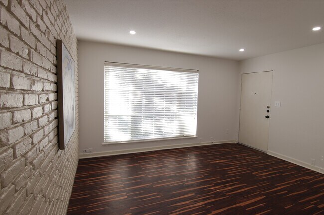 Building Photo - 2101 Fountain View Dr