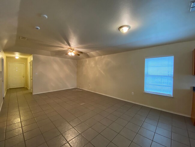 Building Photo - 2/2/1 One Story Duplex / Ceramic tile/ No ...