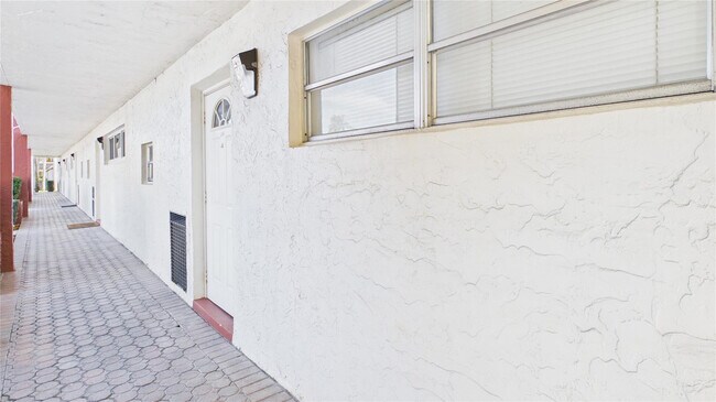 Building Photo - 381 S Hollybrook Dr