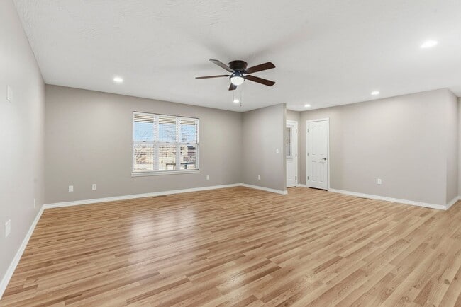 Building Photo - Updated home on large lot with GREAT SHOP!