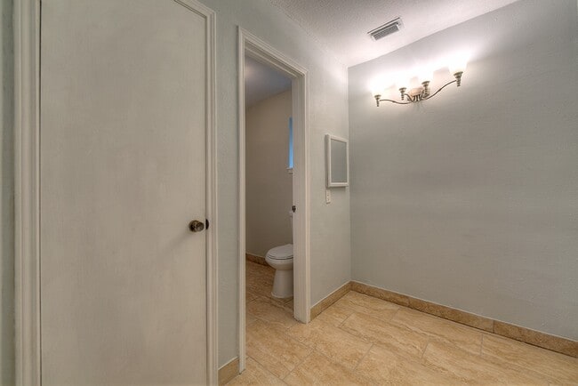 Building Photo - 93 Lakeview Village