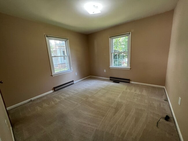 Building Photo - 3-Bed 2-Bath in Town with 3-Car Garage!