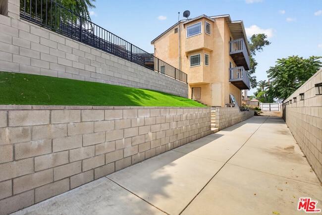 Building Photo - 11029 Eldora Ave