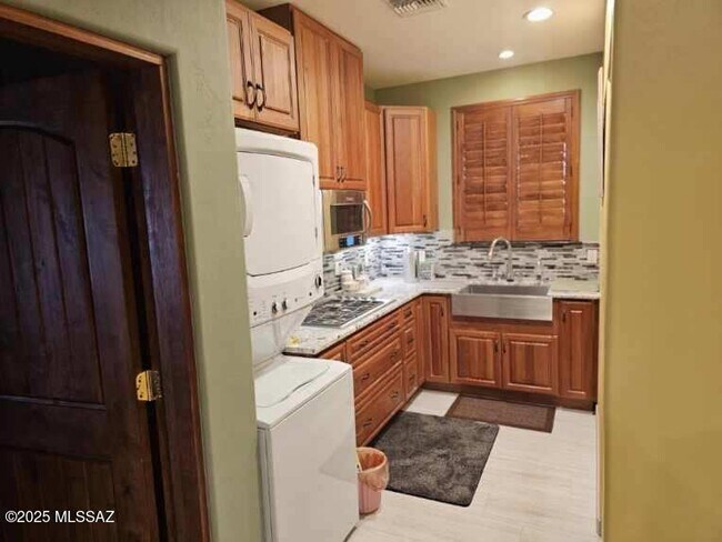Building Photo - 7040 N Montecatina Dr