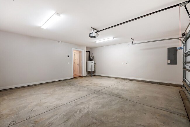 Building Photo - NEW TOWNHOME W/ ROOFTOP TERRACE @ 5West Te...