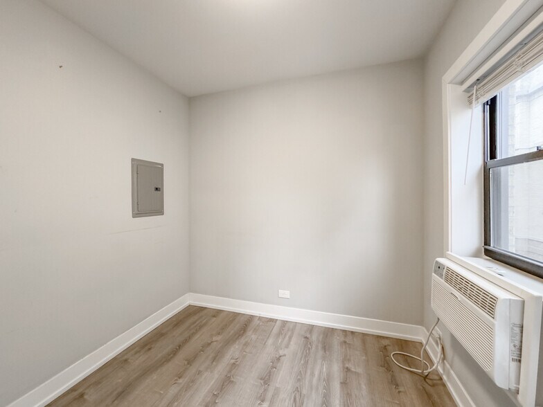 Building Photo - 721 W Brompton Ave