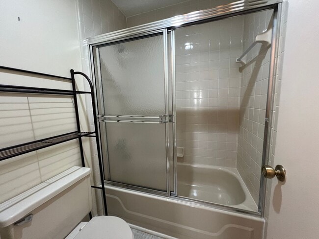 Building Photo - AVAIALBLE IMMEDIATELY Beautiful 3 bed 2.5 ...