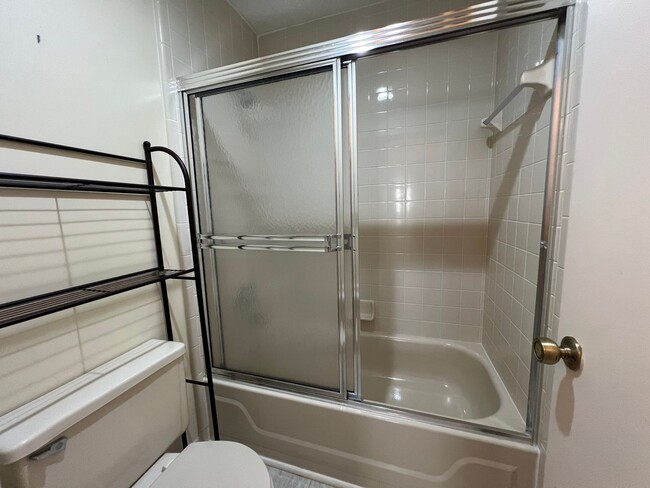 Building Photo - Beautiful 3 bed 2.5 bath townhome