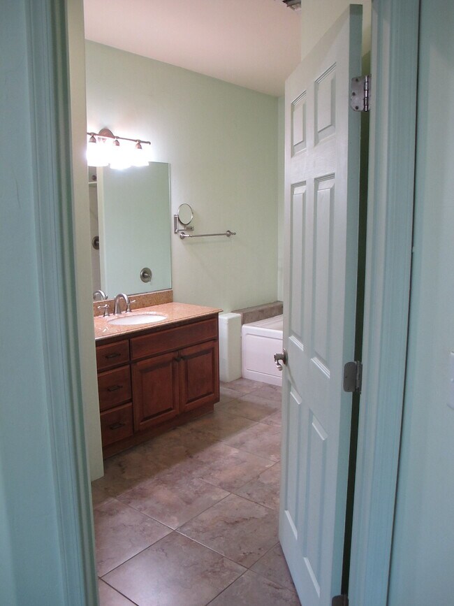 Building Photo - 1305 E Linden St