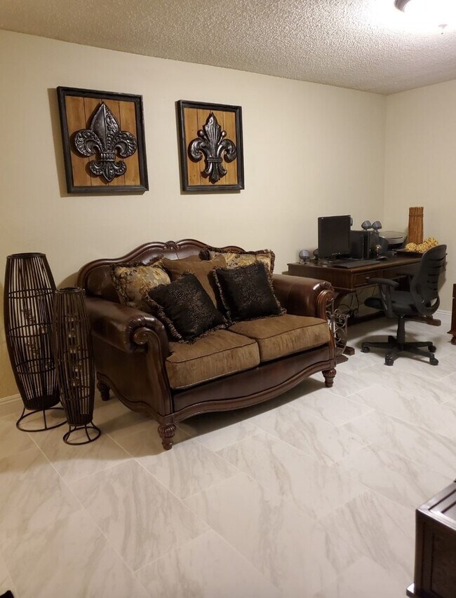Building Photo - Cozy 2 Bedroom Townhome in the Northwest!