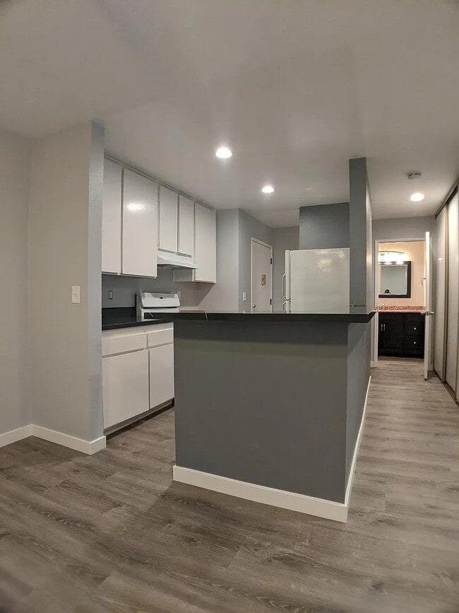 Building Photo - 1605 Hotel Cir S