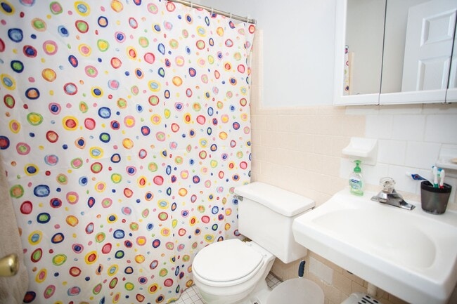 Building Photo - Cute and Quiet West Side Duplex!