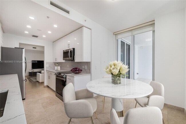 Building Photo - 801 Brickell Key Blvd