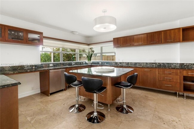 Building Photo - 1700 Bay Dr