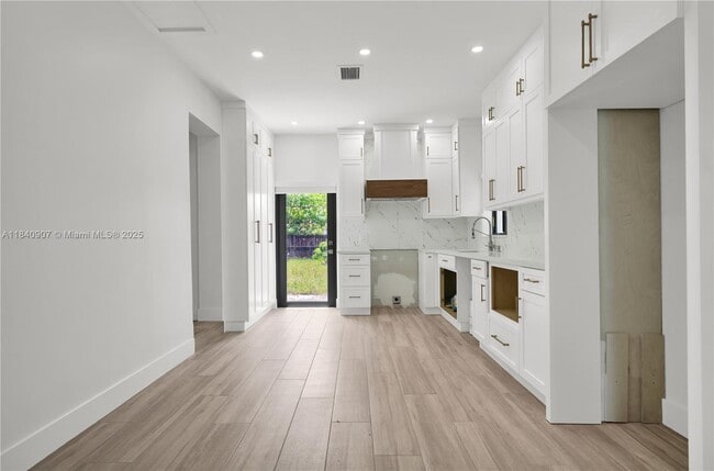 Building Photo - 10424 NW 33rd Ave