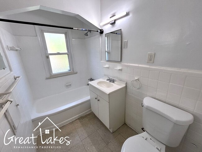 Building Photo - Lovely 2 Bedroom 1 Bathroom now available ...