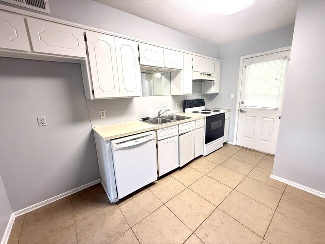 Building Photo - 2206 Shenandoah Dr