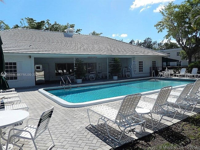 Building Photo - 6471 Bay Club Dr