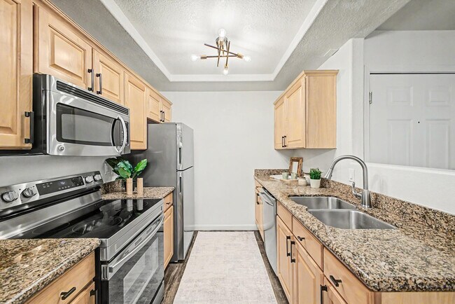 Building Photo - 2121 W Royal Palm Rd