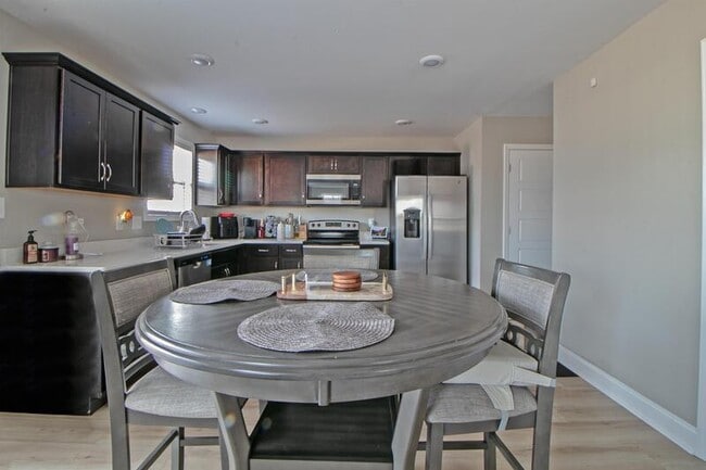 Building Photo - 2646 Scott Dr