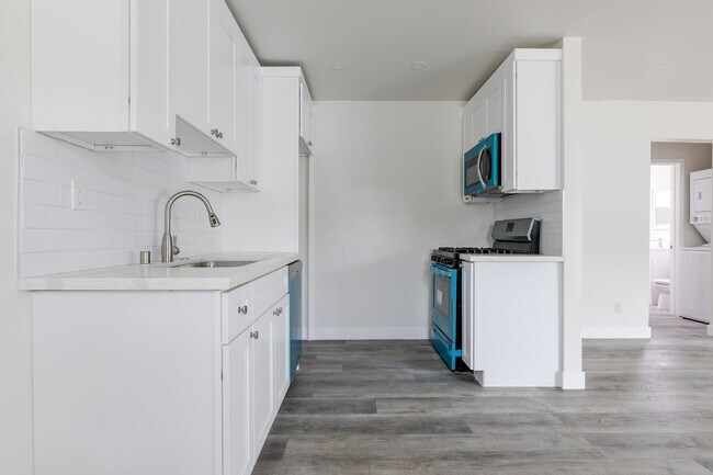 Building Photo - Newly Renovated 1 and 2 Bedroom apartments