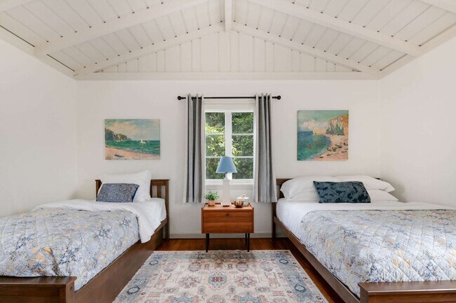 Building Photo - 1850 Castellana Rd