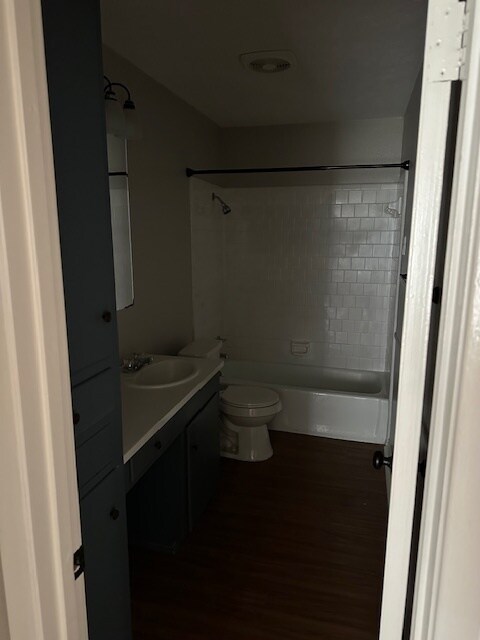 Building Photo - 801 Old Orchard Dr